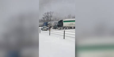 Unfall mit 150 Fahrzeugen im Schneetreiben