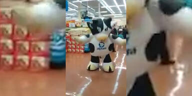 Kuh-Maskottchen tanzt im Supermarkt