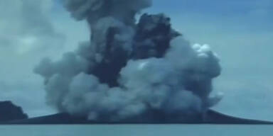 Vulkan spuckt Hunderte Meter hoch Asche