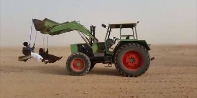 Diese Saudis lieben Traktor-Schaukel