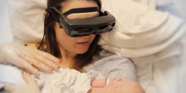 Blinde Mutter sieht Baby zum ersten Mal