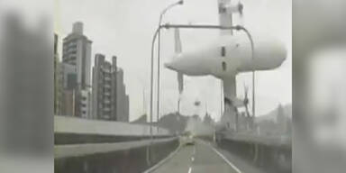 Abstürzendes Flugzeug streift Brücke