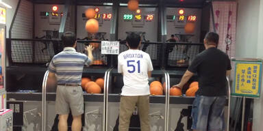 Spieler rockt den Basketball-Automaten