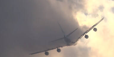 Flugzeug versinkt in den Wolken