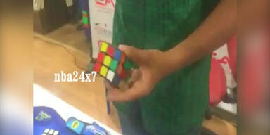Inder löst einhändig 5 Rubiks Würfel