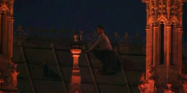Mann auf dem Dach des Parlaments