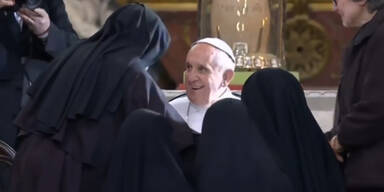 Papst von Nonnen begrapscht