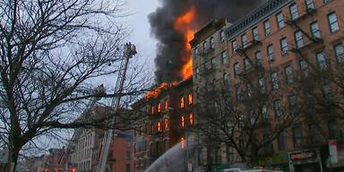 New York: Haus geht in Flammen auf