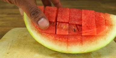 Wassermelone zerfällt in kleine Würfel