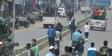 Nashorn stürmt durch Innenstadt