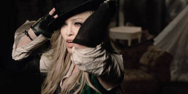 Madonna tanzt in einer Geisterstadt