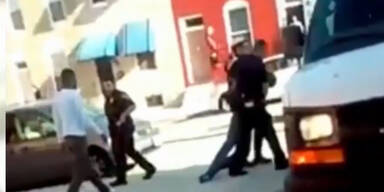 Polizisten brechen Schwarzem das Genick