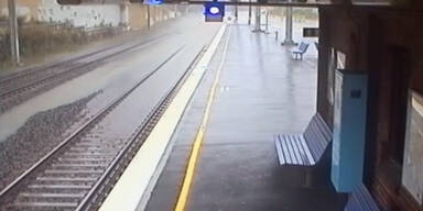 Zeitraffervideo zeigt Flutwelle im Bahnhof
