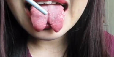 Frau kann unglaubliche Zungen-Tricks