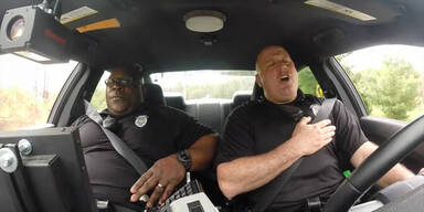 US-Cops singen im Duett