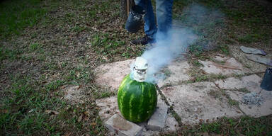 Melone wird mit Aluminium befüllt