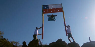 Mann fliegt durch chilenische Flagge