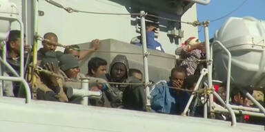 Tausende Flüchtlinge erreichen Italien