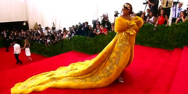 Rihannas Kleid zog alle Blicke auf sich
