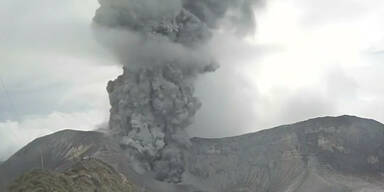 Aschesäule über Vulkan Turrialba