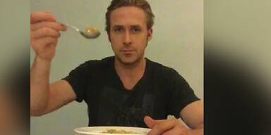 Ryan Gosling isst Cornflakes
