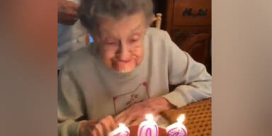Oma verliert beim Kerzen ausblasen ihre Zähne