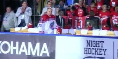 Wladimir Putin spielt Eishockey