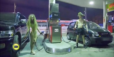 Heiße Blondine nackt an der Tankstelle
