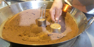 Kaffee im heißen Sand gekocht