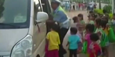 Minibusse mit 60 Schülern gestoppt