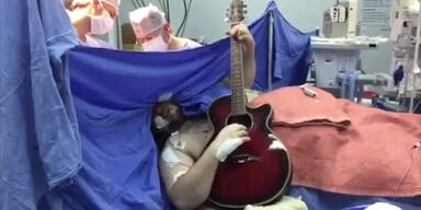 Patient spielt Gitarre während Hirn-OP