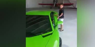 Kind gibt Gas in einem Lamborghini