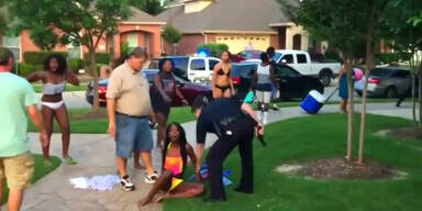 Frau von Polizisten zu Boden geworfen