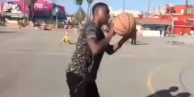 David Alaba beim Basketballspielen