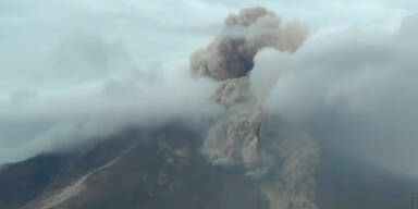 Heftiger Ausbruch des Vulkans Sinabung