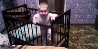 Kleinkind flüchtet aus Gitterbett
