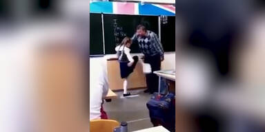 Mädchen kickt Lehrer zwischen die Beine