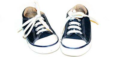 Kinderfüße stecken in zu kleinen Schuhen