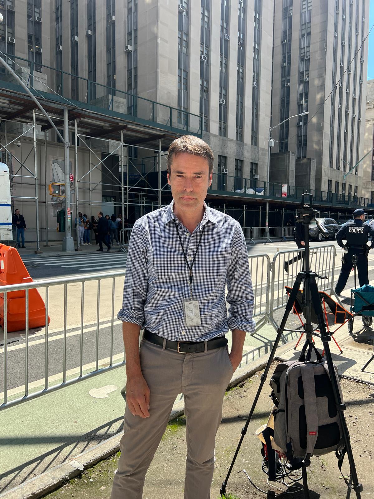 oe24-Reporter Herbert Bauernebel in New York beim Trump-Prozess.