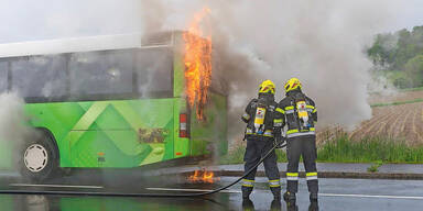 Bus ging während Fahrt in Flammen auf