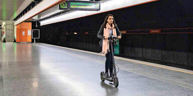 Frau mit E-Scooter in der Wiener U-Bahn