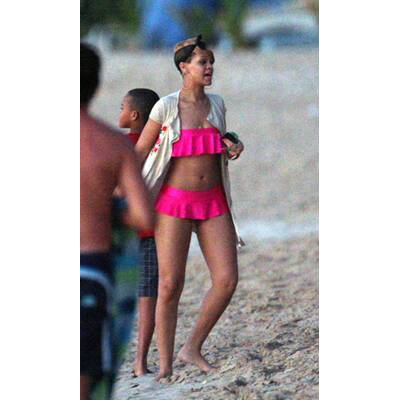 Rihanna lässt 2009 am Strand ausklingen