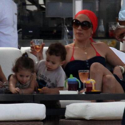 Jennifer Lopez & Zwillinge am Pool