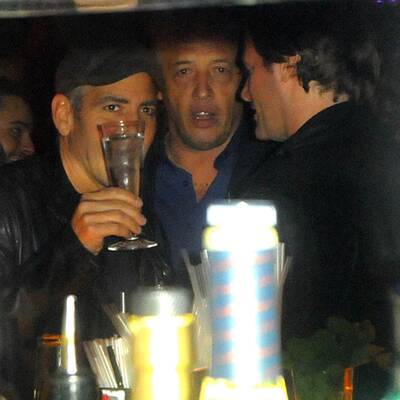 George Clooney: Mit Freunden in  Whiskey Bar
