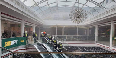 Feuerwehr-Einsatz in der Lugner City - Restaurant stand in Flammen