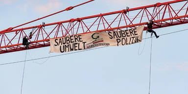 Die Grünen Wien entrollen Banner auf Baukran über Parlament