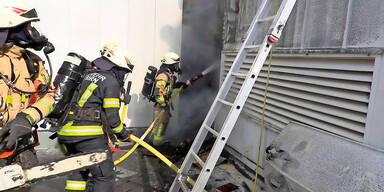 Dach von HTL in Brand: 350 Schüler evakuiert