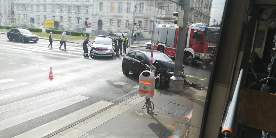 Crash im Morgenverkehr: Polizeiauto kracht in Pkw
