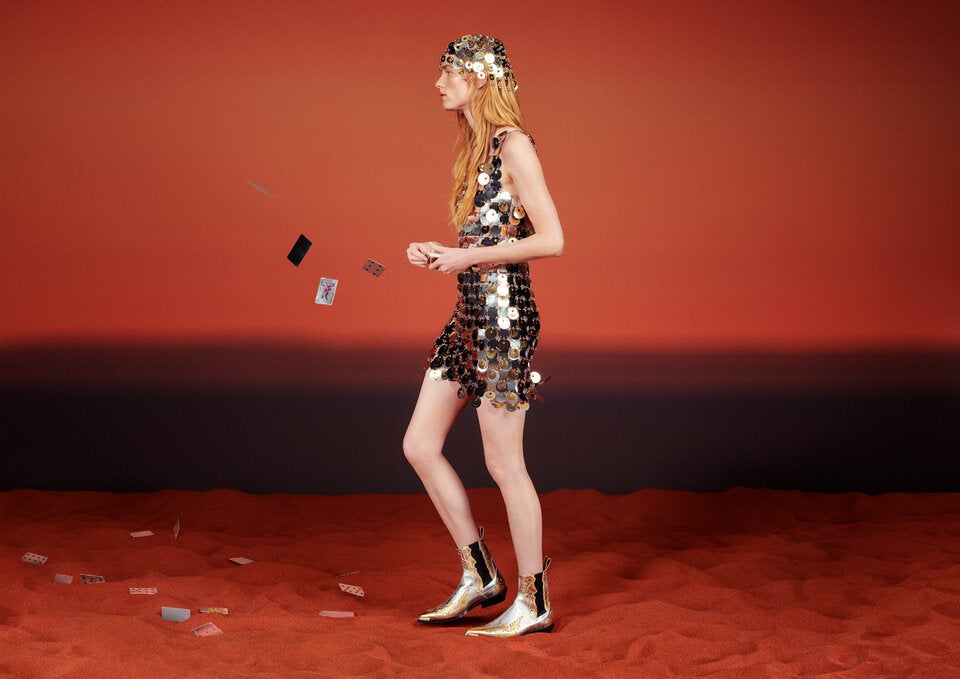 Head-Piece mit zweifarbigen Metallic-Plättchen, 179 Euro. Träger-Minikleid mit verspiegelten Pailletten in Gold und Silber, 299 Euro. Stiefeletten im Western-Stil, 299 Euro. Spielkarten-Set, 29,99 Euro. Alles aus der Rabanne x H&M-Kollektion.