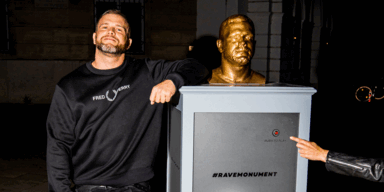 LGBTIQ+ Aktivist und Club-Veranstalter bekommt Ehrendenkmal am Karlsplatz